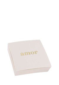 Fyrkantig, ljusrosa låda med en slät yta. Ordet "amor" är präglat i guld på toppen. Enkel, minimalistisk design, inga ytterligare detaljer.