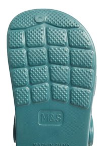Turkos skosula med en texturerad yta som har upphöjda fyrkantiga och cirkulära mönster. Märkt med "M&S" och tillverkad av slitstarkt material.
