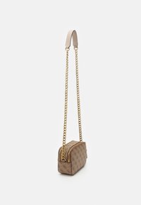 Brązowa torebka crossbody w wzory z złotymi łańcuszkami i beżowym skórzanym uchwytem u góry. Posiada zamek błyskawiczny i prostokątny kształt.