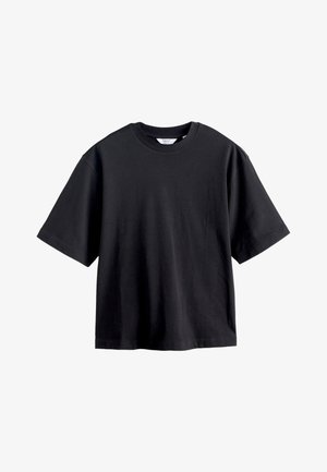 Črna široka majica s kratkimi rokavi z okrolim izrezom in vidno etiketo na vratu, prikazana na belem ozadju.