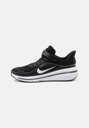 Scarpa da corsa Nike bianca e nera con tomaia in mesh, cinturino regolabile e suola spessa e ammortizzata con etichetta ComfiRide e Air.