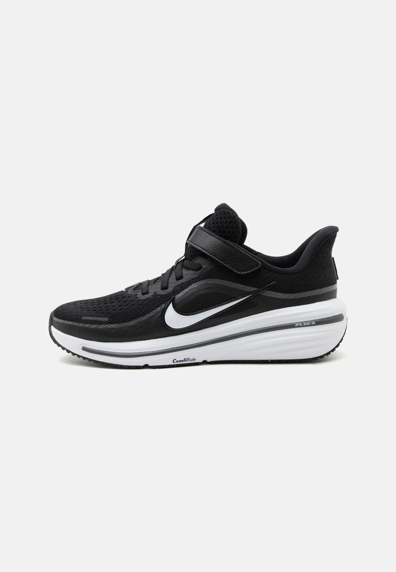 Μαύρο και άσπρο παπούτσι τρεξίματος Nike με πλέγμα στο πάνω μέρος, ρυθμιζόμενο λουράκι και παχύ μαξιλάρι στη σόλα με την ένδειξη ComfiRide και Air.
