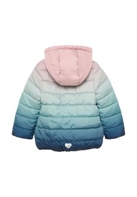 Puchowa kurtka w gradientowym kolorze od różowego do niebieskiego, z kapturem i poziomym pikowaniem. Logo serca na dole.