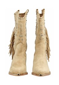 Bottes mi-mollet en daim beige avec des clous argentés, des coutures décoratives, des franges sur les côtés et des bouts carrés à embouts métalliques.