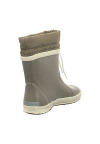 Bottes en caoutchouc grises imperméables avec un revers en tissu beige, semelle blanche et grip texturé. Équipées d'un cordon de serrage ajustable en haut.