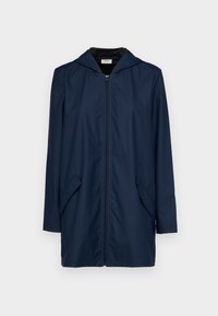 Marinblå regnjacka med huva, dragkedja fram och två snedställda sidofickor. Tillverkad av ett slätt, vattenavvisande material med en enkel design.