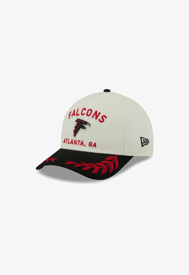 Cremefarbene Baseballkappe mit schwarzem Schirm. Mit rotem, gesticktem Schriftzug "FALCONS" und "ATLANTA, GA" sowie einem schwarzen Logo und Blattmuster auf dem Schirm.