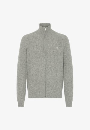 Harmaa vetoketjullinen neulepusero, joka on valmistettu ribbikuvioidusta kankaasta. Puserossa on korkea kaulus ja pieni logo ykköskuuluidusta tähdestä rinnassa.