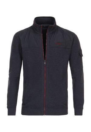 Dunkelgraue Jacke mit Reißverschluss vorne, hohem Kragen, kontrastierenden Schulterpaneelen und roten Akzenten entlang des Reißverschlusses und der Taschen. Strukturierter Stoff.