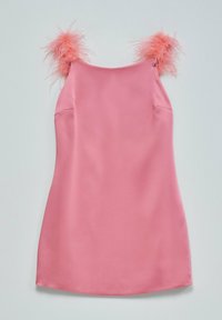 Robe nuisette en satin rose avec des accents de plumes sur les bretelles. Texture lisse avec une coupe simple en A et sans manches.