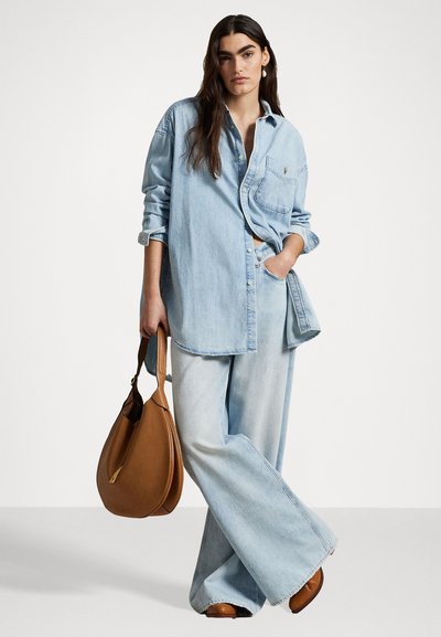 Heledsinine denim särk, oversized lõikega, nööpidega kinnitamine ja rinna tasku, koos sobivate laia jalgadega denim pükstega. Pruun käekott.