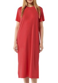 Rotes knielanges Kleid aus weichem Stoff. Es hat kurze Ärmel, einen runden Ausschnitt und eine lockere, gerade Silhouette. Einfaches Design.
