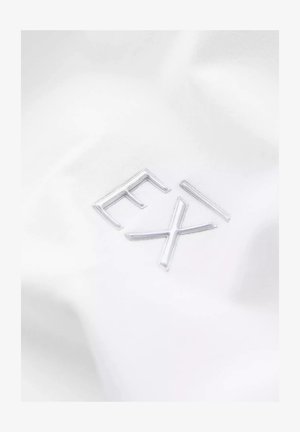 Witte stof met een glanzend reliëflogo met de letters "F" en "X" in een moderne schreefloze stijl. Gladde textuur, minimalistisch design.