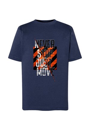 Granatowy t-shirt z napisem "NIGDY NIE ZATRZYMUJ SIĘ, PO PROSTU RUSZAJ" na tle czarno-pomarańczowych ukośnych pasków.