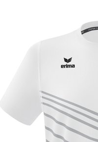 T-shirt sportiva bianca con strisce orizzontali grigie, collo rotondo e logo "erima" nero sul lato sinistro superiore.