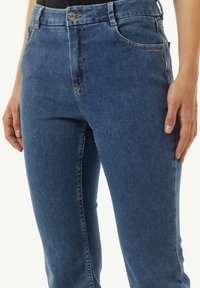Blauwe denim jeans met een rechte pijp, vijf zakken en een sluiting met een knop aan de voorkant. Zichtbare stikseldetails langs de naden.