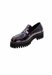 Bruine leren loafer met een gestructureerde afwerking, met een laag profiel en een dikke, zwarte rubberen zool met uitgesproken noppen.