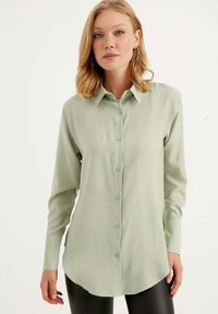 BASIC - Hemdbluse - light green