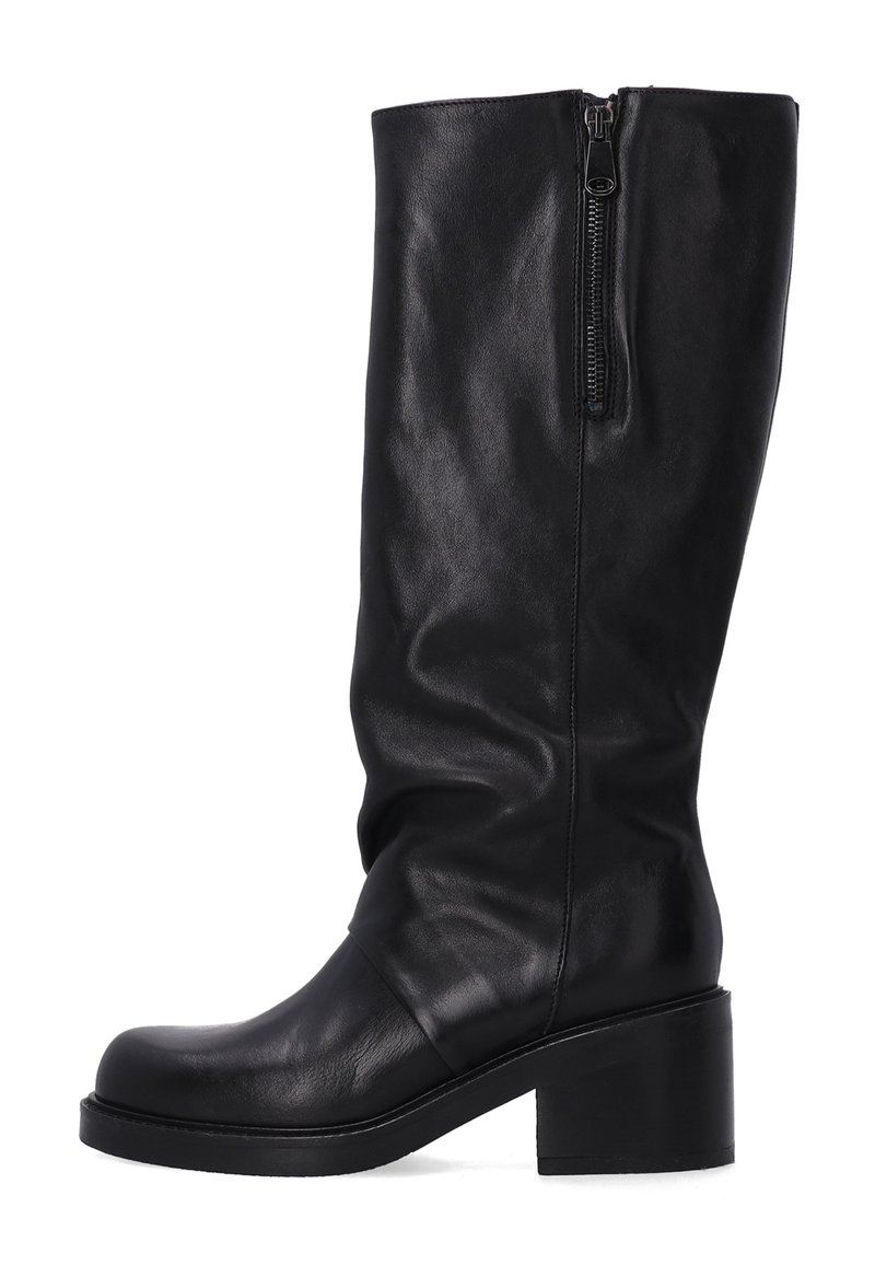 Černé kožené vysoké boty nad kolena s hladkým povrchem, bočním zipem a masivním podpatkem. Design je elegantní s minimalisticými detaily.