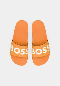 Πέδιλα με πορτοκαλί σόλα και φαρδιά λουράκι με μαύρη λεπτομέρεια και λευκή επιγραφή "BOSS". Υπόδημα με υφή και ελαφρύ σχέδιο.