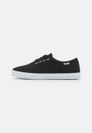 Czarny niski sneaker z czarnymi sznurówkami, białą gumową podeszwą oraz metką marki Esprit z boku.