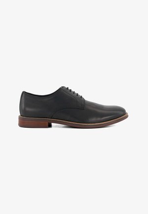Chaussure habillée en cuir noir avec un bout rond, à lacets, et un talon en bois brun. Texture lisse et détail de couture simple.