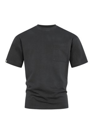 Camiseta negra de manga corta con cuello redondo, un bolsillo en el pecho y una pequeña etiqueta en la manga izquierda, mostrada sobre un fondo blanco.