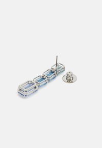 Ασημένια σκουλαρίκια με τέσσερις ορθογώνιες ανοιχτό μπλε πέτρες σε γεωμετρική βάση, συνοδευόμενα από μεταλλική στήριξη.