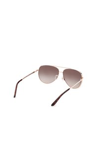 Ochelari de soare aviator cu ramă din metal aurit, lentile gri cu degradé și brațe cu model țestoasă. Apăsări de nas din cauciuc pentru confort.