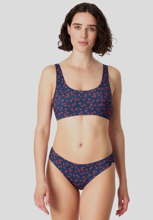 Marineblaues Bikini-Set mit rotem Blumenmuster. Das Oberteil hat einen runden Ausschnitt und breite Träger; die Unterteile haben eine mittlere Bundhöhe und Deckung.