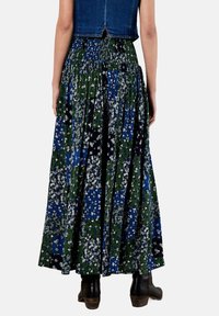 Falda maxi plisada floral en tonos azules y verdes con acentos en negro, que presenta una cintura fruncida y una silueta fluida.
