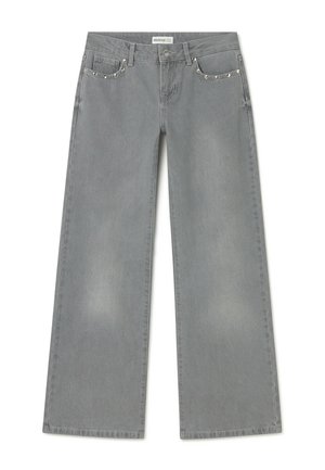 Vaqueros anchos de pierna gris con estilo de cinco bolsillos y detalles de tachuelas plateadas en los bolsillos delanteros, cierre de botón y trabillas para cinturón.