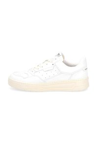 Sneaker bianca in pelle liscia con design perforato, punta rotonda, suola beige testurizzata e allacciatura frontale.