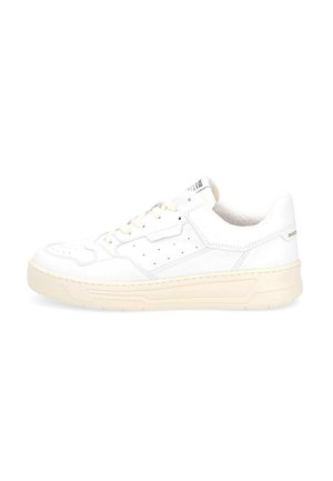 Sneaker bianca in pelle liscia con design perforato, punta rotonda, suola beige testurizzata e allacciatura frontale.