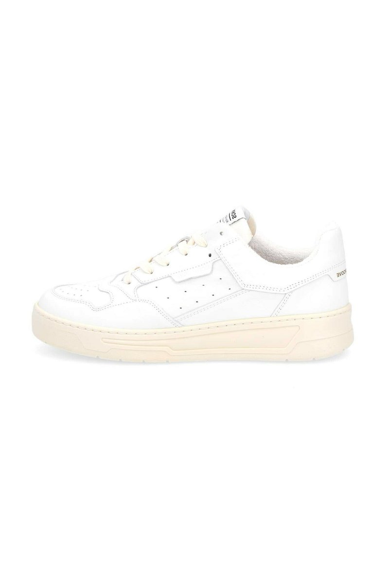 Sneaker bianca in pelle liscia con design perforato, punta rotonda, suola beige testurizzata e allacciatura frontale.