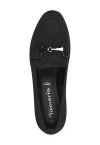 Zwarte suède loafers zijn voorzien van een decoratieve zilveren hardware accent en hebben een afgeronde, gladde vorm met een gewatteerde binnenzool voor comfort.