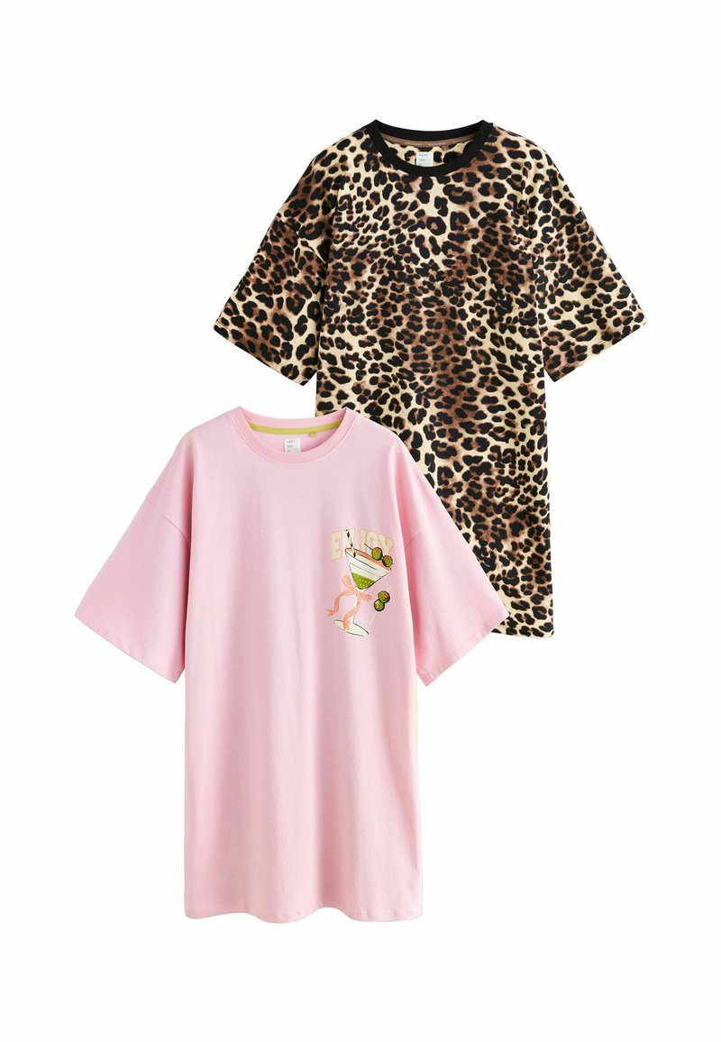 Zwei T-Shirts mit kurzen Ärmeln: eines pink mit einem grafischen Design und grünen Akzenten, das andere braun mit Leopardenmuster und einem schwarzen Kragen.