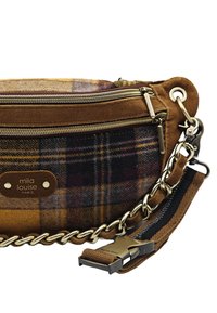 Sac bandoulière en tissu marron et à carreaux avec des zippers dorés, une bandoulière en chaîne, et une étiquette de marque Mila Louise Paris sur un patch en tissu.