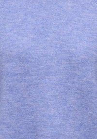 Tissu en tricot lavande doux avec une texture lisse et fine et un motif chiné subtil sur toute la surface.