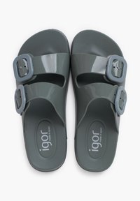 Grijze plastic sandalen met twee verstelbare banden en rechthoekige gespen. Getextureerde binnenzool, ronde vorm en logo op de zool.