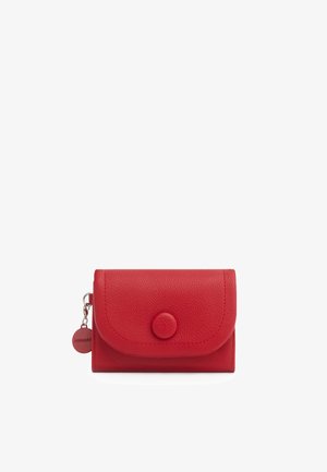 Portafoglio compatto in pelle rossa con pattina arrotondata, grande chiusura a bottone e piccolo cursore rotondo con marchio su sfondo bianco.