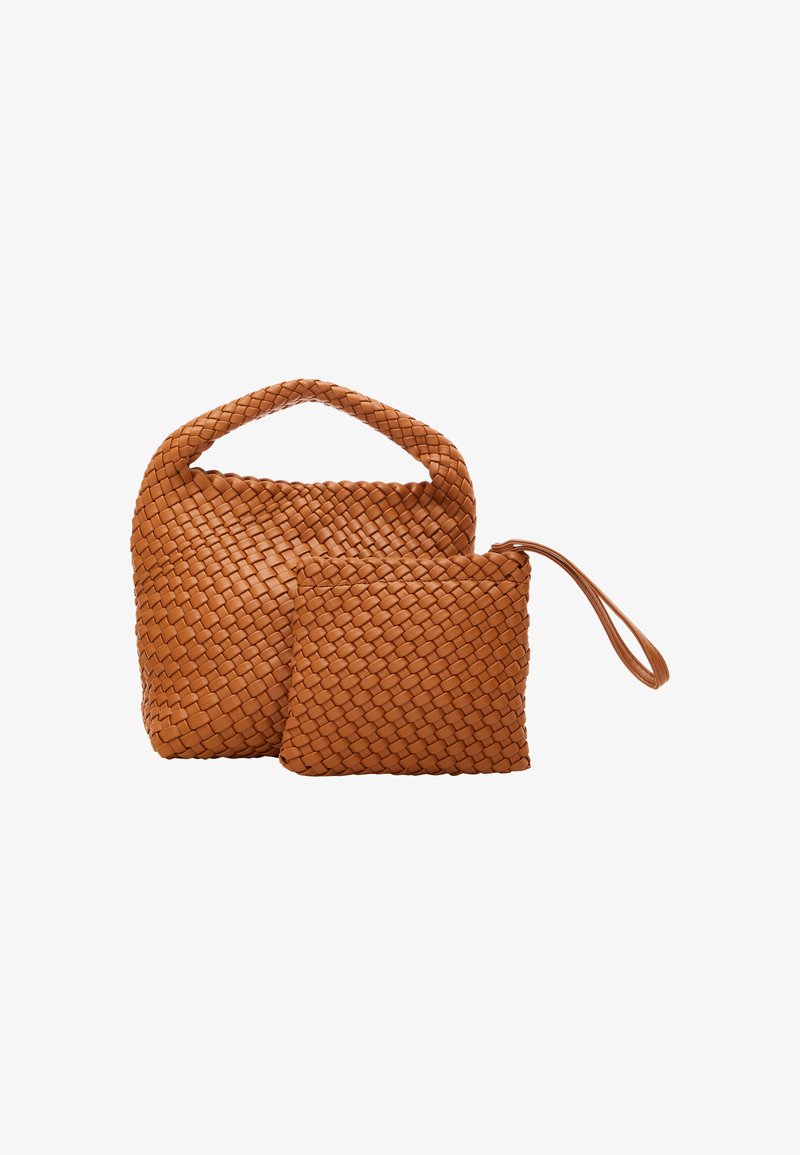 Wpleciona brązowa skórzana torebka z zaokrąglonym uchwytem i odczepianą małą kieszonką z paskiem na nadgarstek, obie w podobnej fakturze i kolorze.