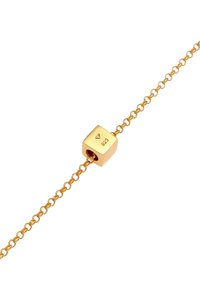 Guldplateret armbånd med en firkantet charme med 925-stempel og en delikat kædelink. Glat, skinnende tekstur med minimale accenter.