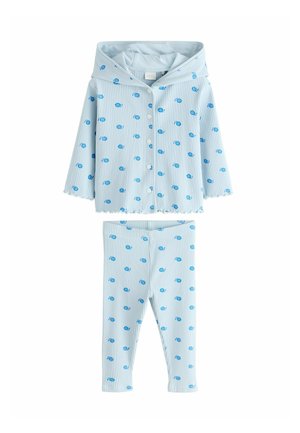 Hellblauer Pyjama-Set mit Kapuze, mit gestreifter Struktur und verstreuten blauen Schneckenmustern. Besteht aus einem Oberteil mit Knöpfen und passenden Hosen.