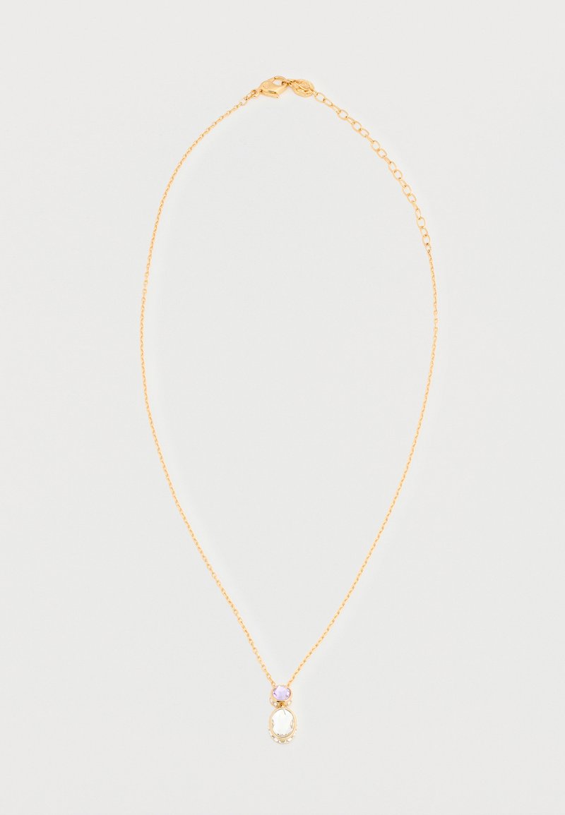 Λεπτό χρυσό κολιέ με αλυσίδα και δύο οβάλ μενταγιόν, ένα ανοιχτό μοβ και ένα διαφανές, τοποθετημένα σε χρυσά περίβλημα σε λευκό φόντο.