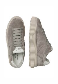 Baskets en daim gris avec semelle en caoutchouc texturée, bout rond, lacets ton sur ton et logo subtil sur la semelle intérieure.