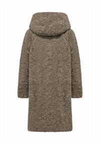 Gezellige bruine teddyjas met een capuchon, zachte textuur, lange mouwen en een rechte silhoutte, met een effen kleur zonder patronen of accenten.