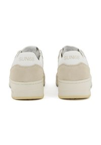 Sneaker in suede beige e pelle bianca presentano una suola spessa, il logo "SUN68" in rilievo e un pannello posteriore testurizzato. Design semplice e moderno.