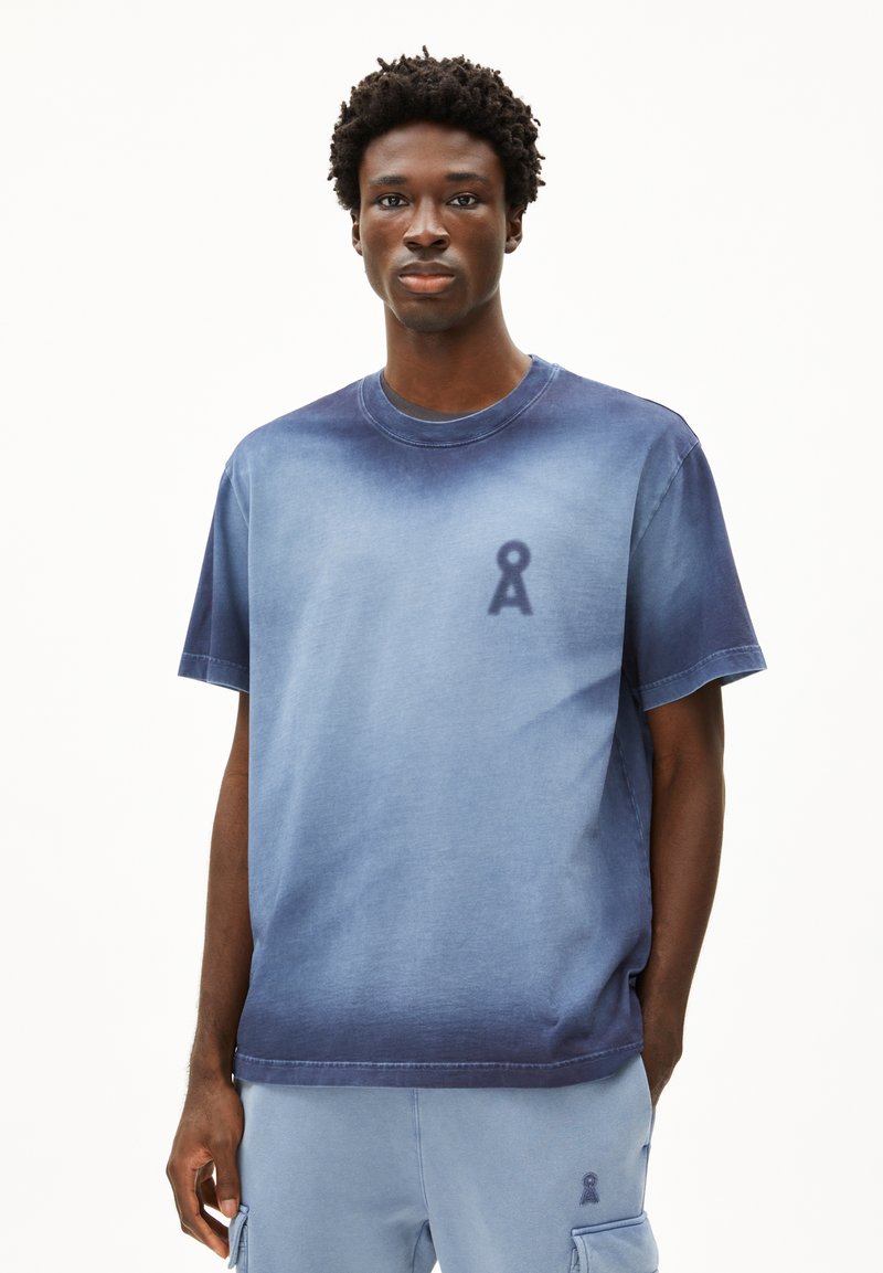 Kurzärmliges T-Shirt in blauer Farbverlauf aus weicher Baumwolle, mit Rundhalsausschnitt und kleinem Logodetail auf der Brust.