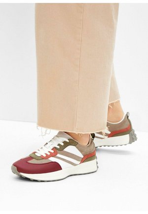 Sneaker multicolore avec des accents bordeaux, blancs et vert olive. Construit avec des matériaux mixtes et une semelle en caoutchouc texturée.